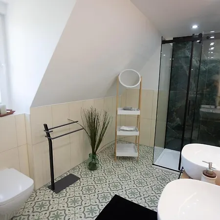 펜션 Am Teich, 7 Schlafzimmer, Meutere- Und Businesswohnung Mit Gemeinschaftsflur, Terrasse