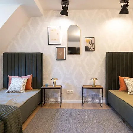 Am Teich, 7 Schlafzimmer, Meutere- Und Businesswohnung Mit Gemeinschaftsflur, Terrasse *