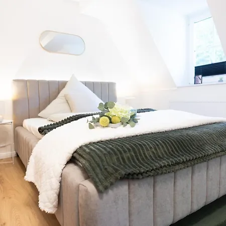 Am Teich, 7 Schlafzimmer, Meutere- Und Businesswohnung Mit Gemeinschaftsflur, Terrasse *
